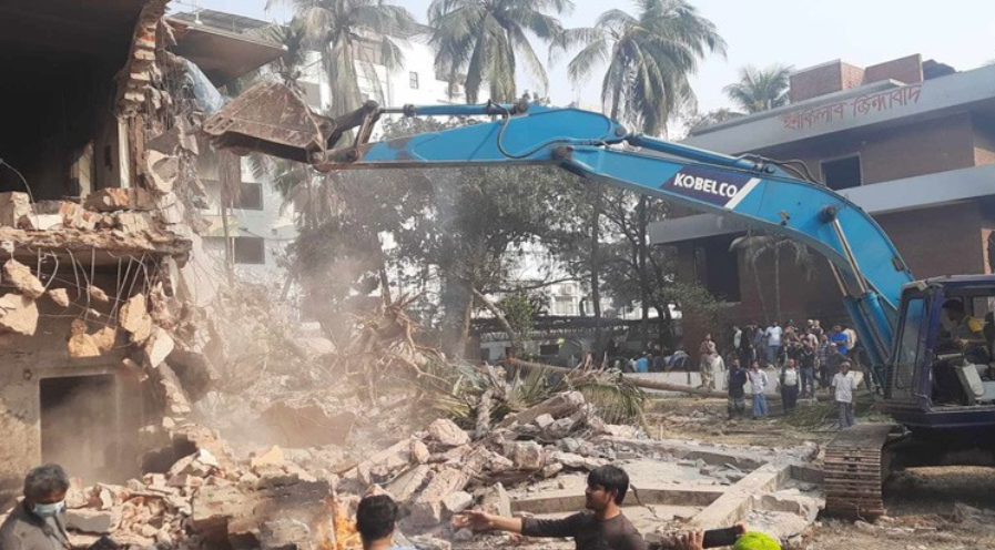 Demolition of House No. 32: Reactions from Advisors and Revolutionaries
