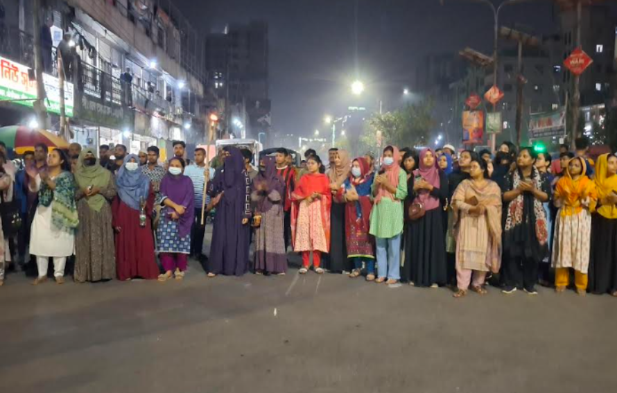 Jagannath University Students Block Tantibazar Intersection Demanding Justice