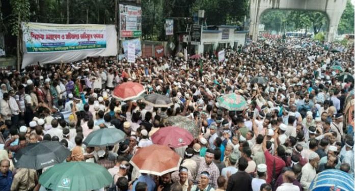 Teachers block road outside National Press Club