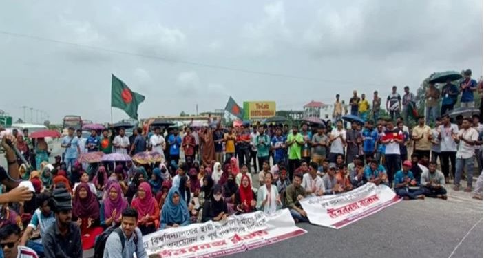 Rabindra University students block highway in Sirajganj