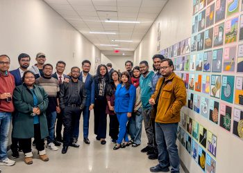 যুক্তরাষ্ট্রের লুইজিয়ানা টেক ইউনিভার্সিটিতে অনুষ্ঠিত মর্যাদাপূর্ণ ‘থ্রি মিনিট থিসিস’ (3MT) প্রতিযোগিতায় আবারও নিজেদের মেধার স্বাক্ষর রাখলেন বাংলাদেশি শিক্ষার্থীরা। প্রতিযোগিতায় শীর্ষ তিনটি পুরস্কারের মধ্যে দুটিই জিতে নিয়েছেন দুই বাংলাদেশি পিএইচডি গবেষক—আহসান কবির এবং নিলয় পাল। আহসান কবির অর্জন করেছেন ‘রানার্স-আপ’ খেতাব এবং নিলয় পাল জিতে নিয়েছেন ‘পিপলস চয়েস অ্যাওয়ার্ড’। তারা দুজনেই বিশ্ববিদ্যালয়ের কলেজ অফ ইঞ্জিনিয়ারিং অ্যান্ড সায়েন্স-এর অধীনে ‘মাইক্রো অ্যান্ড ন্যানোস্কেল সিস্টেমস’ (Micro and Nanoscale Systems) কনসেন্ট্রেশনে পিএইচডি করছেন। আন্তর্জাতিক মঞ্চে বাংলাদেশিদের আধিপত্য এবারের প্রতিযোগিতায় তীব্র প্রতিদ্বন্দ্বিতা লক্ষ্য করা গেছে। ১৫টি ভিন্ন দেশের মোট ২৫ জন নির্বাচিত প্রতিযোগী চূড়ান্ত পর্বে অংশ নেন। এই বৈচিত্র্যময় আন্তর্জাতিক পরিমণ্ডলে অংশগ্রহণকারীদের মধ্যে বাংলাদেশিদের সংখ্যাই ছিল সর্বোচ্চ, যা বিদেশের মাটিতে বাংলাদেশি শিক্ষার্থীদের দাপুটে উপস্থিতির প্রমাণ দেয়। মাত্র তিন মিনিটে নিজের জটিল গবেষণার বিষয়বস্তু সহজ ভাষায় সবার সামনে তুলে ধরার এই কঠিন চ্যালেঞ্জে বাংলাদেশি শিক্ষার্থীরা তাদের যোগ্যতা প্রমাণ করেছেন। সাফল্যের ধারাবাহিকতা ও ক্রমবর্ধমান কমিউনিটি লুইজিয়ানা টেক ইউনিভার্সিটিতে বাংলাদেশি শিক্ষার্থীদের সাফল্যের ধারা নতুন নয়। বিগত বছরগুলোতেও বিশ্ববিদ্যালয়ের বিভিন্ন রিসার্চ সিম্পোজিয়াম এবং ৩এমটি প্রতিযোগিতায় বাংলাদেশিরা সর্বোচ্চ সংখ্যক পুরস্কার অর্জনের রেকর্ড গড়েছেন। আহসান ও নিলয়ের এই অর্জন সেই ধারাবাহিকতারই অংশ। বর্তমানে লুইজিয়ানা টেক ইউনিভার্সিটিতে ৪৪ জন বাংলাদেশি গ্র্যাজুয়েট শিক্ষার্থী অধ্যয়নরত আছেন। এর মধ্যে ৩৮ জনই পিএইচডি প্রোগ্রামে বিভিন্ন ডিসিপ্লিনে গবেষণারত এবং বাকিরা মাস্টার্স প্রোগ্রামে যুক্ত আছেন। প্রকৌশল ও বিজ্ঞানের মতো জটিল ও উচ্চতর গবেষণার ক্ষেত্রগুলোতে বাংলাদেশি শিক্ষার্থীদের এই ক্রমবর্ধমান অংশগ্রহণ ও সাফল্য নিঃসন্দেহে দেশের জন্য গর্বের বিষয়।