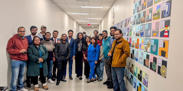 যুক্তরাষ্ট্রের লুইজিয়ানা টেক ইউনিভার্সিটিতে অনুষ্ঠিত মর্যাদাপূর্ণ ‘থ্রি মিনিট থিসিস’ (3MT) প্রতিযোগিতায় আবারও নিজেদের মেধার স্বাক্ষর রাখলেন বাংলাদেশি শিক্ষার্থীরা। প্রতিযোগিতায় শীর্ষ তিনটি পুরস্কারের মধ্যে দুটিই জিতে নিয়েছেন দুই বাংলাদেশি পিএইচডি গবেষক—আহসান কবির এবং নিলয় পাল। আহসান কবির অর্জন করেছেন ‘রানার্স-আপ’ খেতাব এবং নিলয় পাল জিতে নিয়েছেন ‘পিপলস চয়েস অ্যাওয়ার্ড’। তারা দুজনেই বিশ্ববিদ্যালয়ের কলেজ অফ ইঞ্জিনিয়ারিং অ্যান্ড সায়েন্স-এর অধীনে ‘মাইক্রো অ্যান্ড ন্যানোস্কেল সিস্টেমস’ (Micro and Nanoscale Systems) কনসেন্ট্রেশনে পিএইচডি করছেন। আন্তর্জাতিক মঞ্চে বাংলাদেশিদের আধিপত্য এবারের প্রতিযোগিতায় তীব্র প্রতিদ্বন্দ্বিতা লক্ষ্য করা গেছে। ১৫টি ভিন্ন দেশের মোট ২৫ জন নির্বাচিত প্রতিযোগী চূড়ান্ত পর্বে অংশ নেন। এই বৈচিত্র্যময় আন্তর্জাতিক পরিমণ্ডলে অংশগ্রহণকারীদের মধ্যে বাংলাদেশিদের সংখ্যাই ছিল সর্বোচ্চ, যা বিদেশের মাটিতে বাংলাদেশি শিক্ষার্থীদের দাপুটে উপস্থিতির প্রমাণ দেয়। মাত্র তিন মিনিটে নিজের জটিল গবেষণার বিষয়বস্তু সহজ ভাষায় সবার সামনে তুলে ধরার এই কঠিন চ্যালেঞ্জে বাংলাদেশি শিক্ষার্থীরা তাদের যোগ্যতা প্রমাণ করেছেন। সাফল্যের ধারাবাহিকতা ও ক্রমবর্ধমান কমিউনিটি লুইজিয়ানা টেক ইউনিভার্সিটিতে বাংলাদেশি শিক্ষার্থীদের সাফল্যের ধারা নতুন নয়। বিগত বছরগুলোতেও বিশ্ববিদ্যালয়ের বিভিন্ন রিসার্চ সিম্পোজিয়াম এবং ৩এমটি প্রতিযোগিতায় বাংলাদেশিরা সর্বোচ্চ সংখ্যক পুরস্কার অর্জনের রেকর্ড গড়েছেন। আহসান ও নিলয়ের এই অর্জন সেই ধারাবাহিকতারই অংশ। বর্তমানে লুইজিয়ানা টেক ইউনিভার্সিটিতে ৪৪ জন বাংলাদেশি গ্র্যাজুয়েট শিক্ষার্থী অধ্যয়নরত আছেন। এর মধ্যে ৩৮ জনই পিএইচডি প্রোগ্রামে বিভিন্ন ডিসিপ্লিনে গবেষণারত এবং বাকিরা মাস্টার্স প্রোগ্রামে যুক্ত আছেন। প্রকৌশল ও বিজ্ঞানের মতো জটিল ও উচ্চতর গবেষণার ক্ষেত্রগুলোতে বাংলাদেশি শিক্ষার্থীদের এই ক্রমবর্ধমান অংশগ্রহণ ও সাফল্য নিঃসন্দেহে দেশের জন্য গর্বের বিষয়।